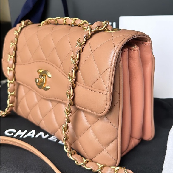 Chanel lambskin crossbody - Picture 2 of 16